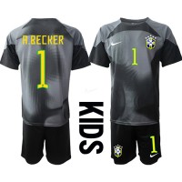 Camisa de time de futebol Brasil Alisson Becker #1 Goleiro Replicas 1º Equipamento Infantil Mundo 2022 Manga Curta (+ Calças curtas)
